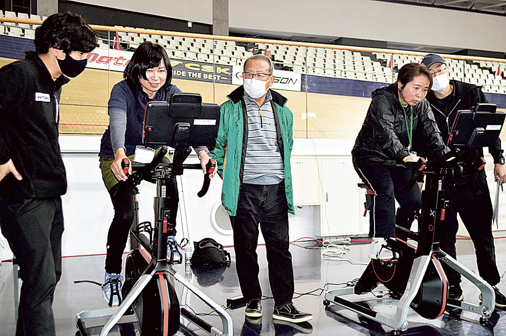 ワットバイクで体力を測定する参加者＝伊豆市の日本サイクルスポーツセンター