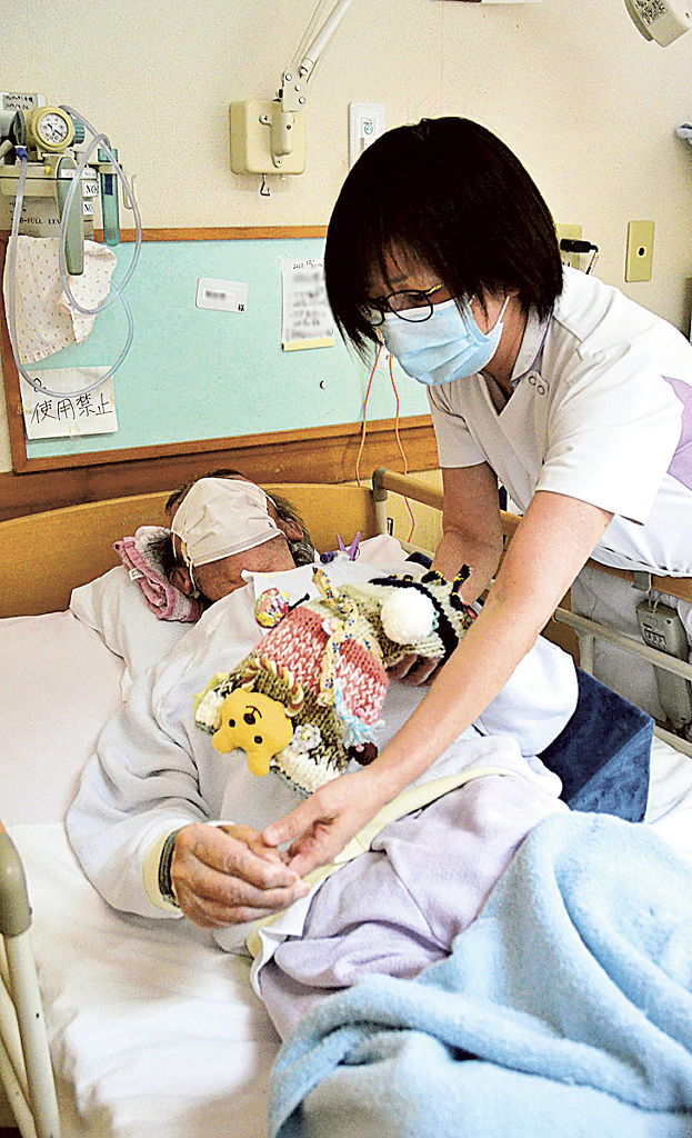 マフの中に手を入れて穏やかに眠る患者＝１１月上旬、浜松市東区の浜松北病院（写真の一部を加工しています）