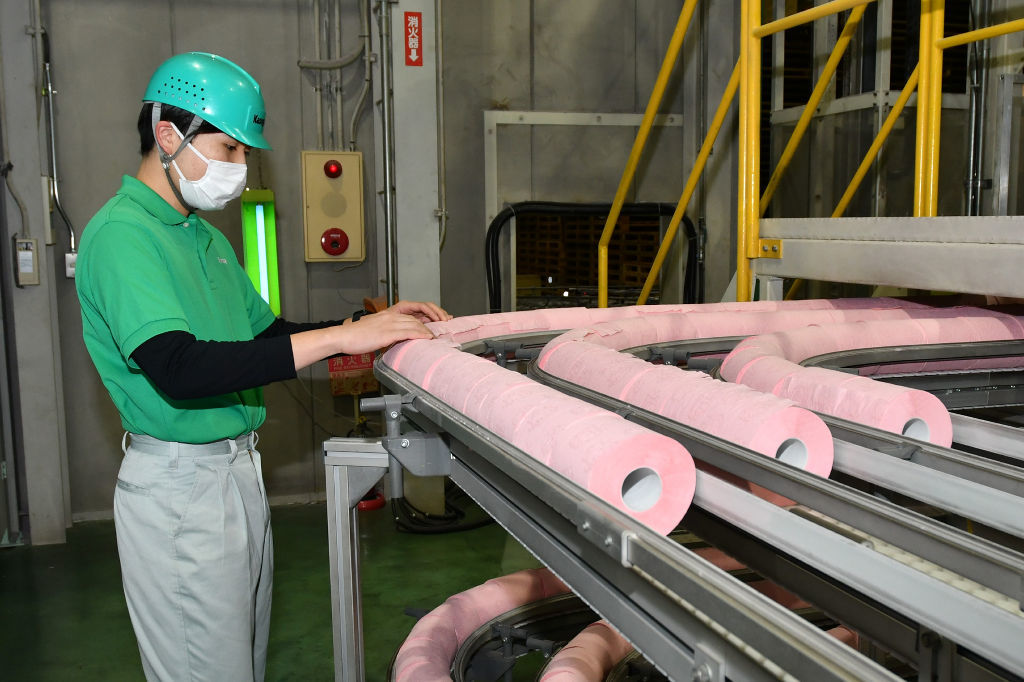 返礼品に用いられているトイレットペーパーの製造現場＝１２月中旬、富士市の春日製紙工業