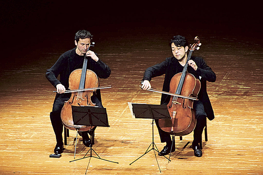 横坂さんとのチェロ演奏で聴衆を魅了するケラスさん（左）＝浜松市中区のアクトシティ浜松