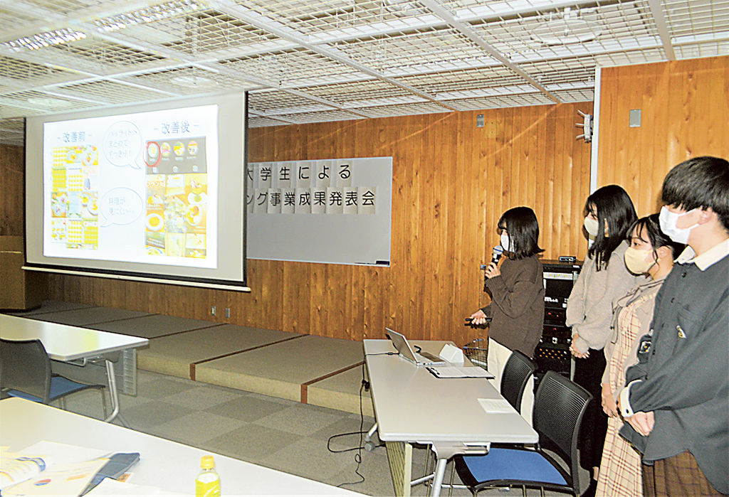 成果を発表する学生たち＝静岡市葵区の市産学交流センター