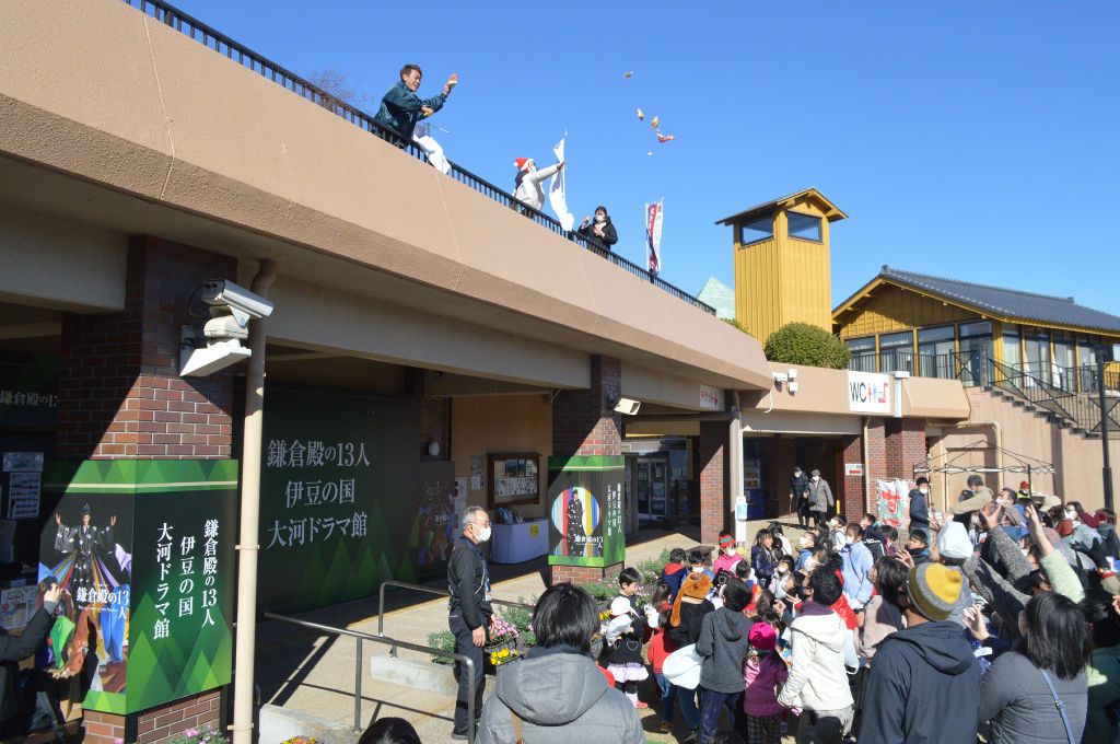 最終回放送日、大河ドラマ館前で行われた菓子まき。市民は盛り上げのラストスパートをかける＝１８日、伊豆の国市の韮山時代劇場