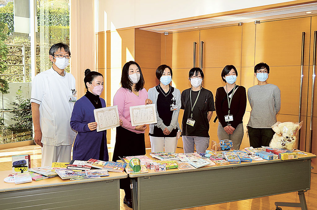 プレゼントを寄贈した谷井代表（左から３人目）＝長泉町の県立静岡がんセンター