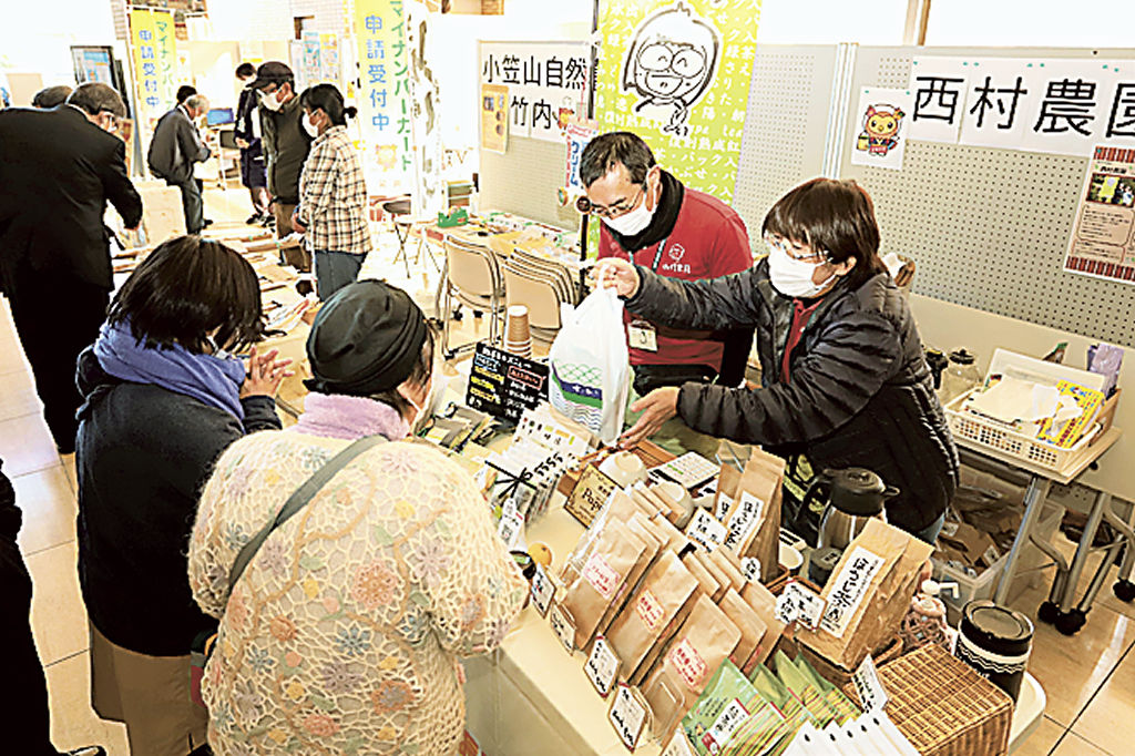 茶生産者らが出店する「農産物応援フェア」＝袋井市役所