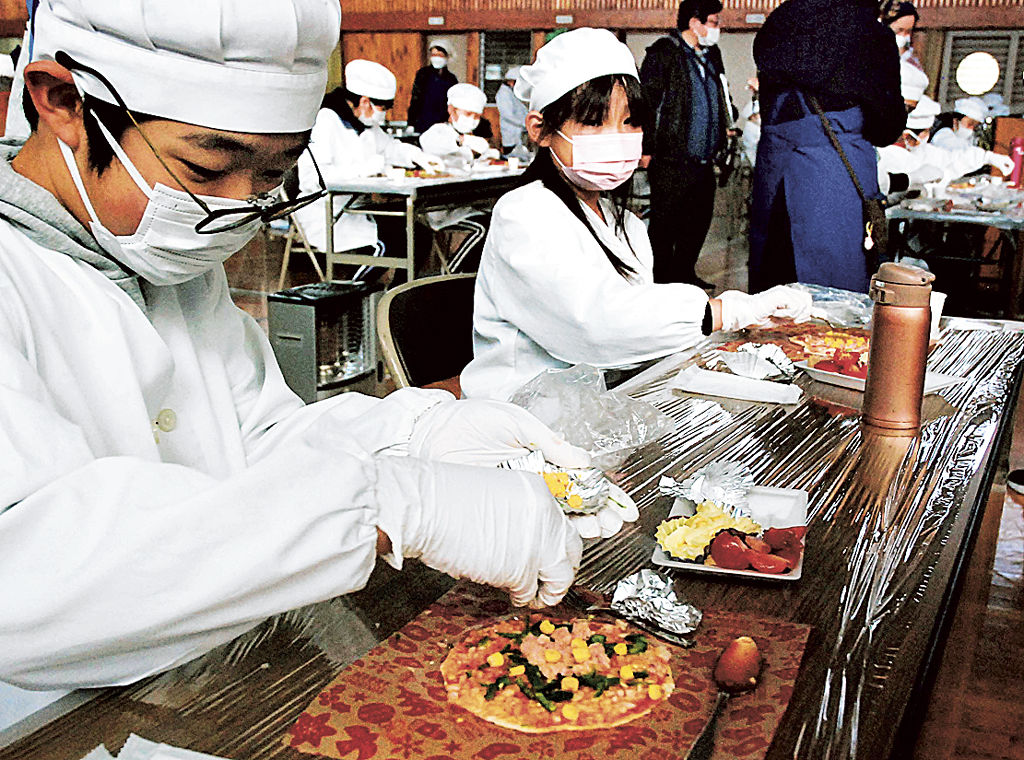 地域の野菜でピザを作る児童＝富士市の大淵二小