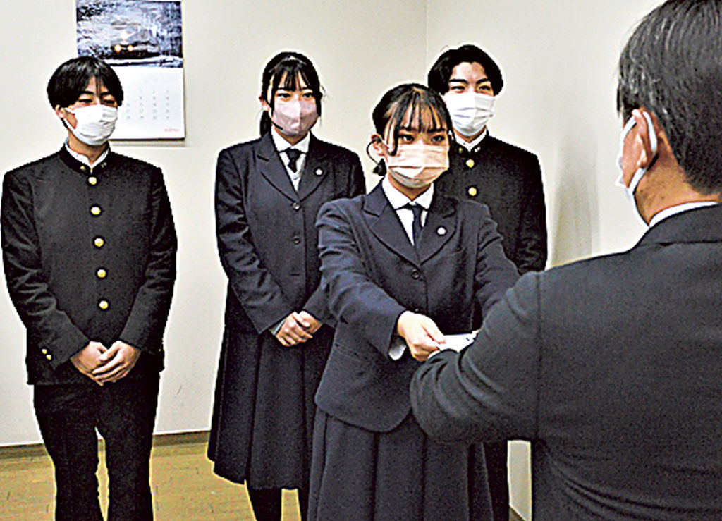 目録を手渡す武田生徒会長（左から３人目）＝浜松市中区
