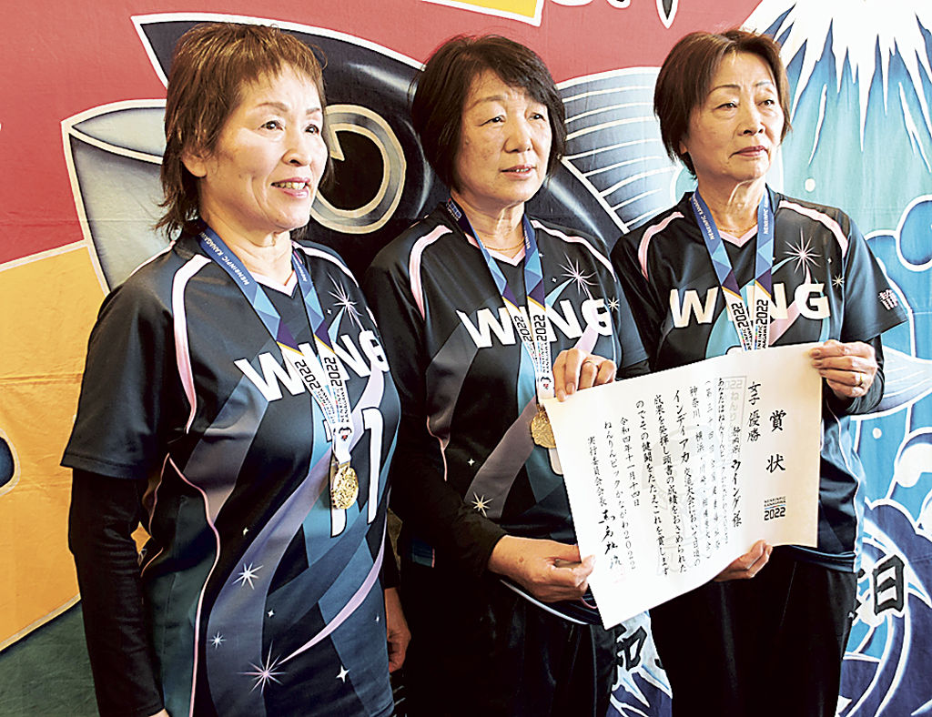 全国優勝を報告する「ウイング」の３選手＝焼津市役所