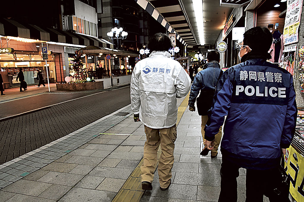 ジャケットを着用して繁華街をパトロールする市職員ら＝静岡市葵区