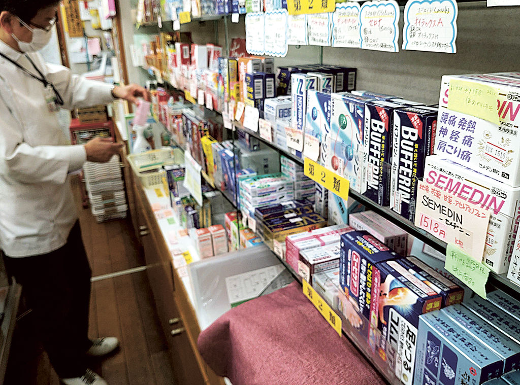 処方薬の不足が続く中、関係者は「市販薬の備えを」と呼びかける＝１２月中旬、静岡市駿河区