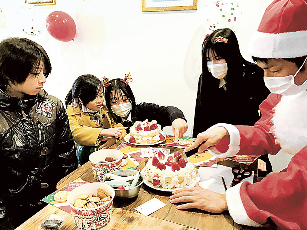 生徒手作りのケーキを子供たちと食べたクリスマス会＝島田市のヒノワｋｉｔｃｈｅｎ＆ｓｐａｃｅ