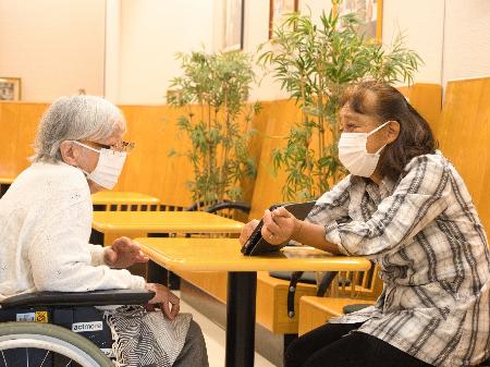 ひのでホームに入所している母親（左）と面会する出羽郁子さん＝１１月２２日、東京都日の出町（同ホーム提供）