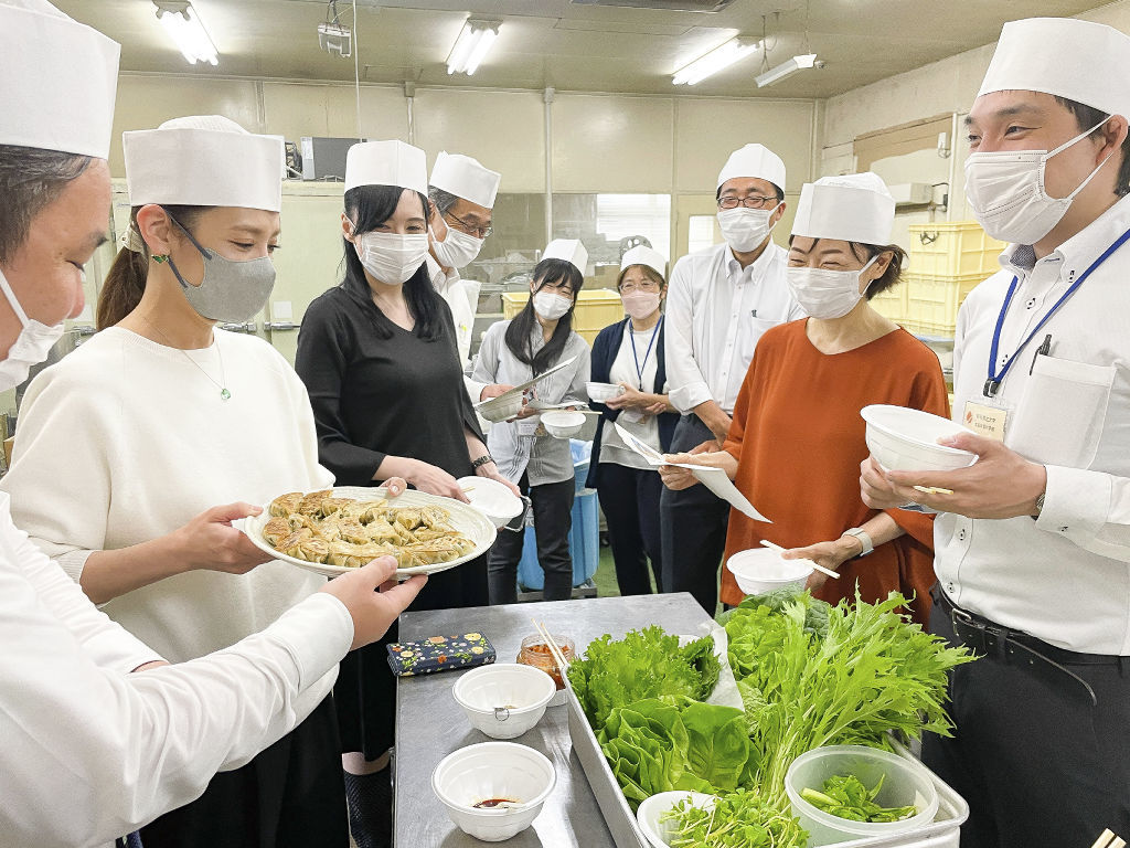野菜摂取を促すメニューを試作するプロジェクトメンバー＝１１日、三島市