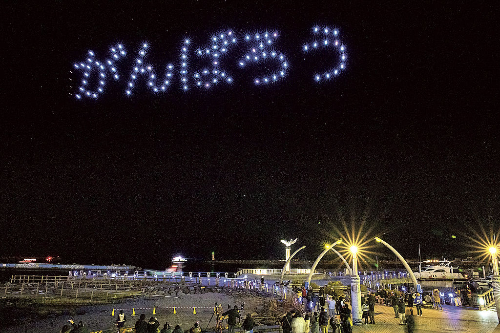 夜空に浮かび上がったドローンによるメッセージ＝熱海市