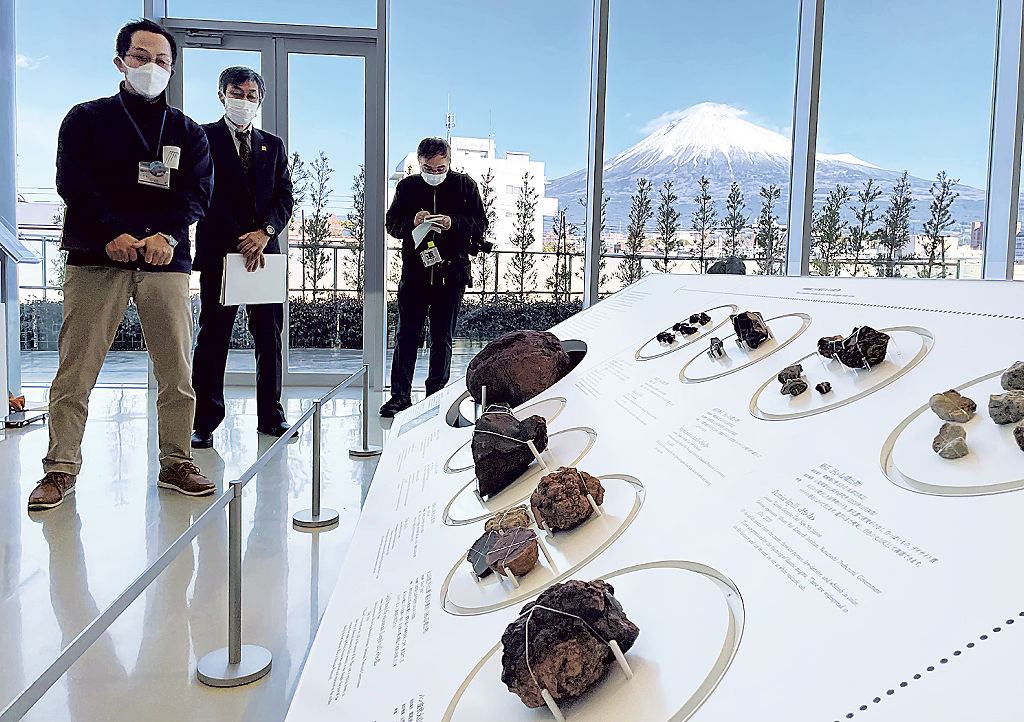 リニューアルした展示エリアを紹介する小林教授（左）＝富士宮市の県富士山世界遺産センター