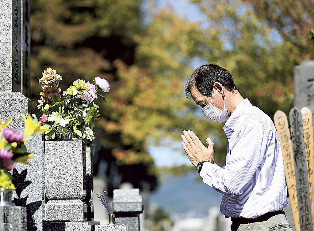 ４年前に亡くなった妻の命日に、墓に手を合わせる渡辺裕之さん＝１０月下旬、静岡市清水区