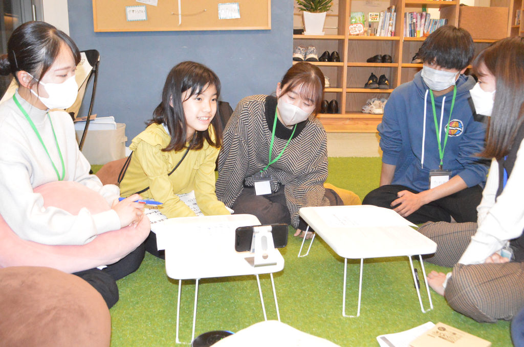 「宇宙日本食」の認証取得を目指し、大学生と打ち合わせをする増田結桜さん（左から２人目）＝１２月上旬、静岡市清水区の「コラボレーションスペースＴａｋｔ」