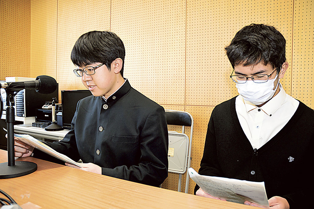 全国大会への抱負を語る佐藤さん（左）と杉山さん＝静岡市葵区の科学技術高