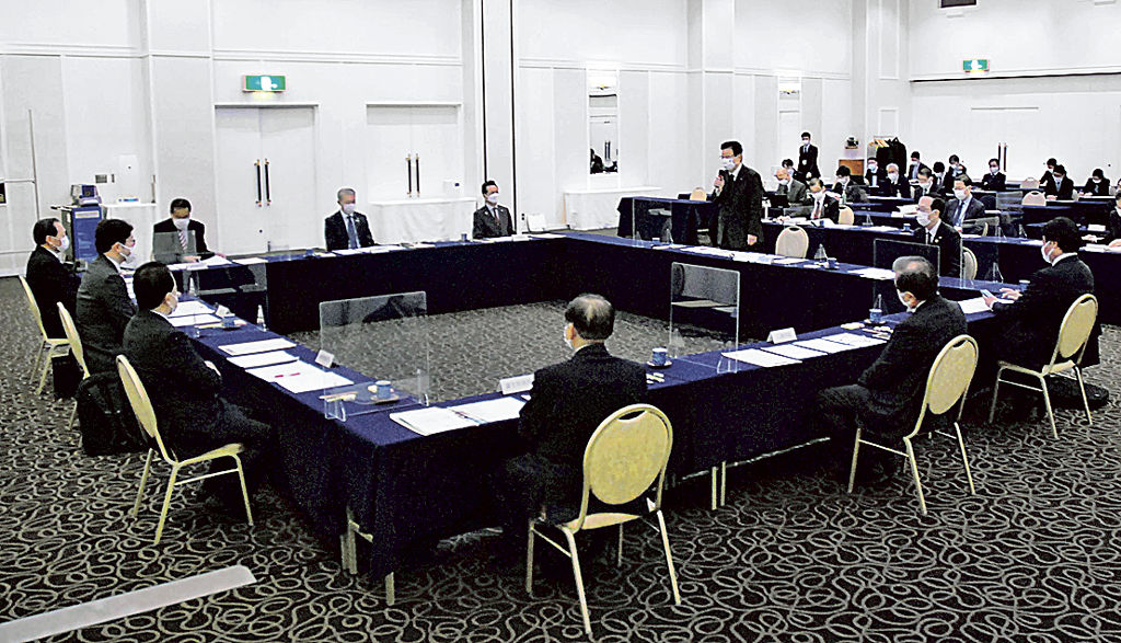 静岡県東部の首長らが課題を共有した地域サミット＝２６日午後、富士市内