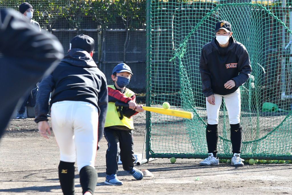 部員とミニゲームを楽しむ児童＝２６日午前、富士市の富士高