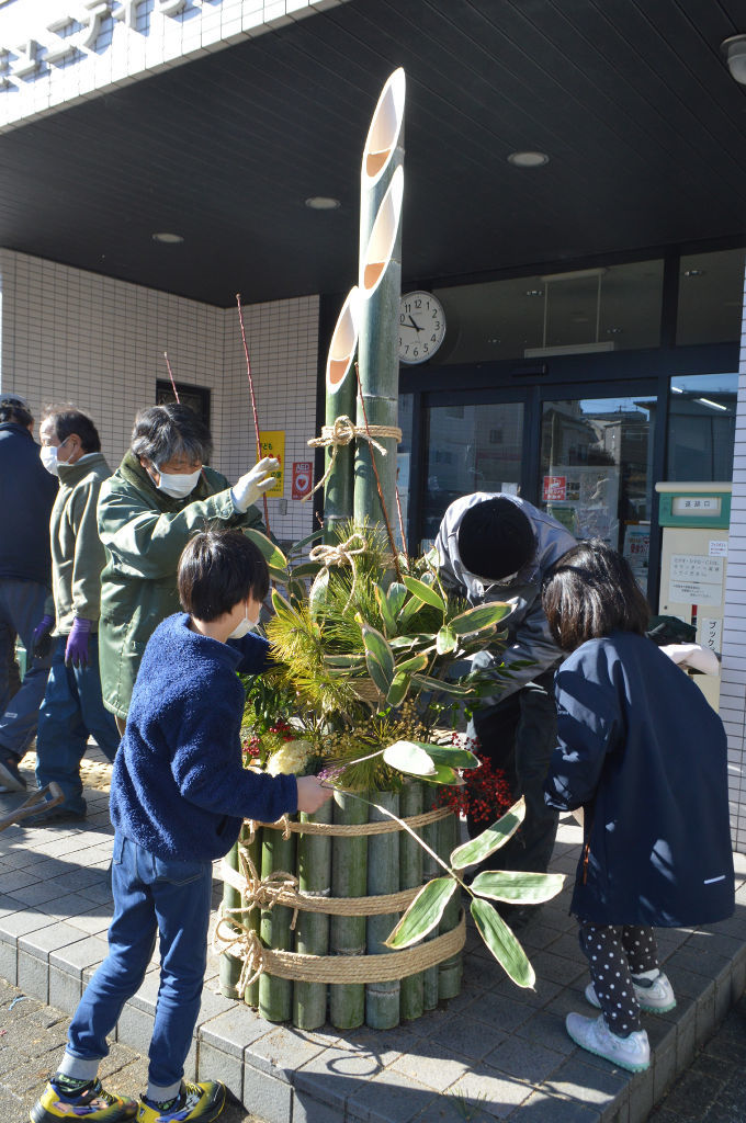 門松を作る花咲くあおばだいの会員ら＝菊川市の青葉台コミュニティセンター