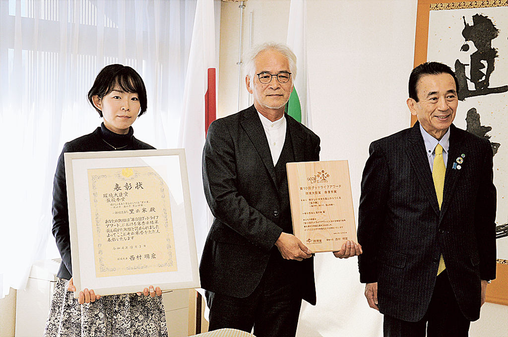 鈴木市長に受賞報告する加藤代表理事（中央）と本間さん（左）＝浜松市役所