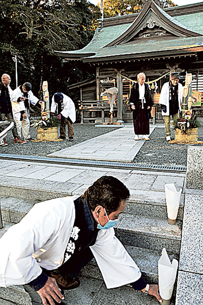 ご神灯や門松の位置を確認する氏子総代ら＝御前崎市門屋の高松神社