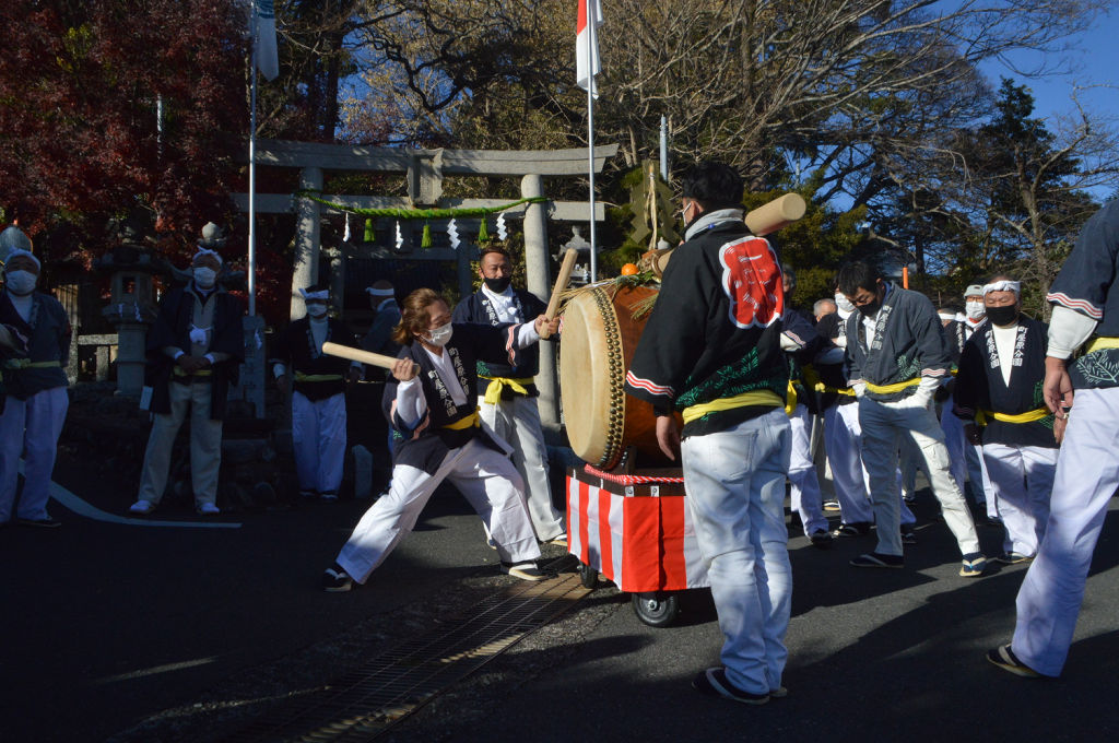 豊積神社の前で太鼓をたたく地域住民ら＝１日午後、静岡市清水区由比町屋原