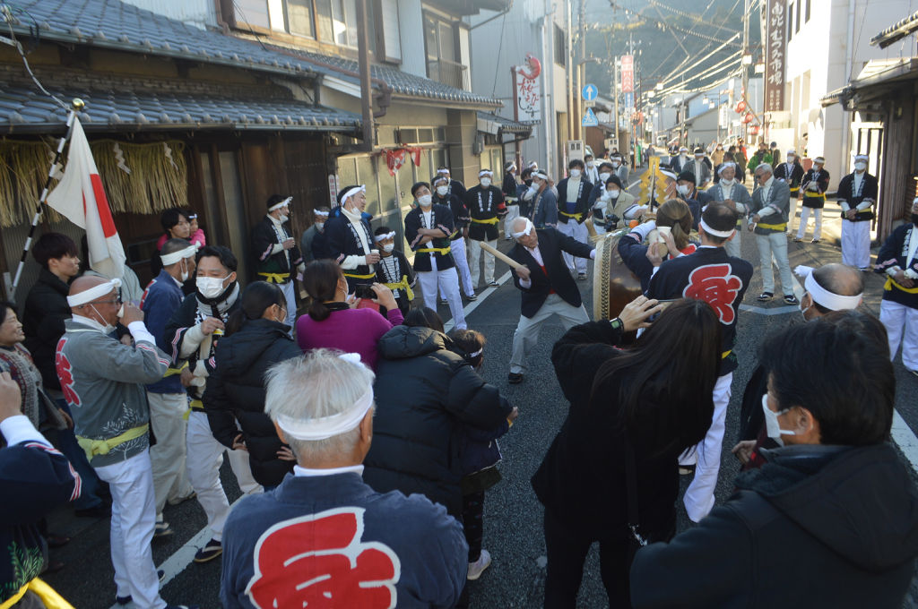 旧東海道の民家の前で太鼓をたたく住民を見守る地域の人たち＝１日午後、静岡市清水区由比町屋原
