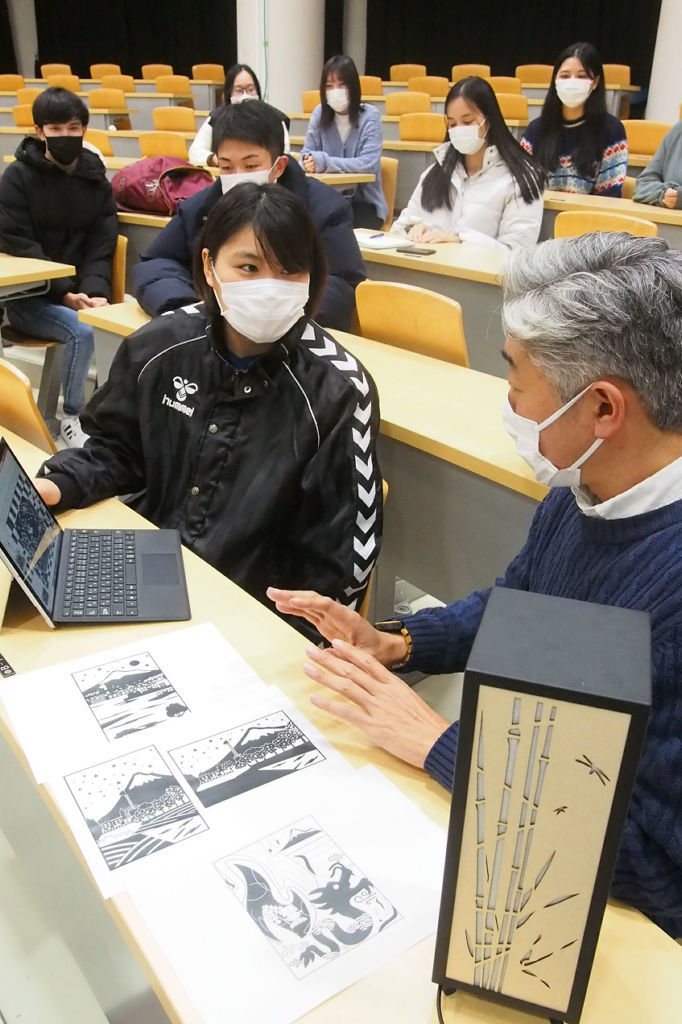 ＩＣＢボードを使ったあんどん用パネルのデザインを検討する学生ら＝磐田市の静岡産業大磐田キャンパス