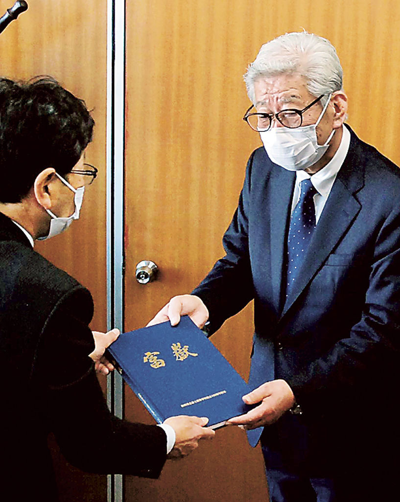 森田教育長（左）に記念誌を届けた小室実行委員長＝富士市役所