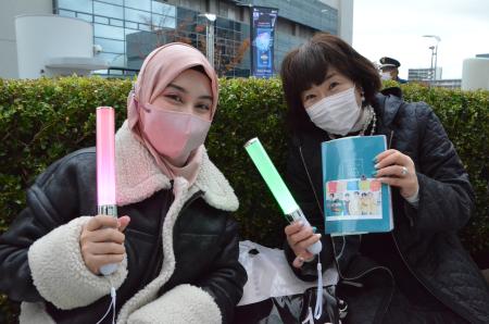 開演を待つ観客にはインドネシアから来た人も（左）＝１１月３０日午後、大阪市