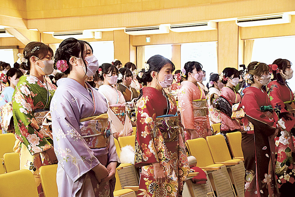 卒業生約８５人が出席した式典＝浜松市中区の西遠女子学園