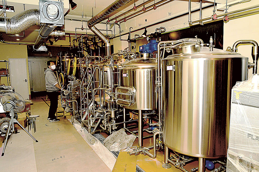 搬入された醸造設備を確認する大高さん＝富士市のラフアンドラフブリューイング