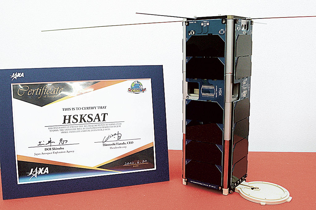原田精機が開発した超小型人工衛星「ＨＳＫＳＡＴ」の実物大模型
