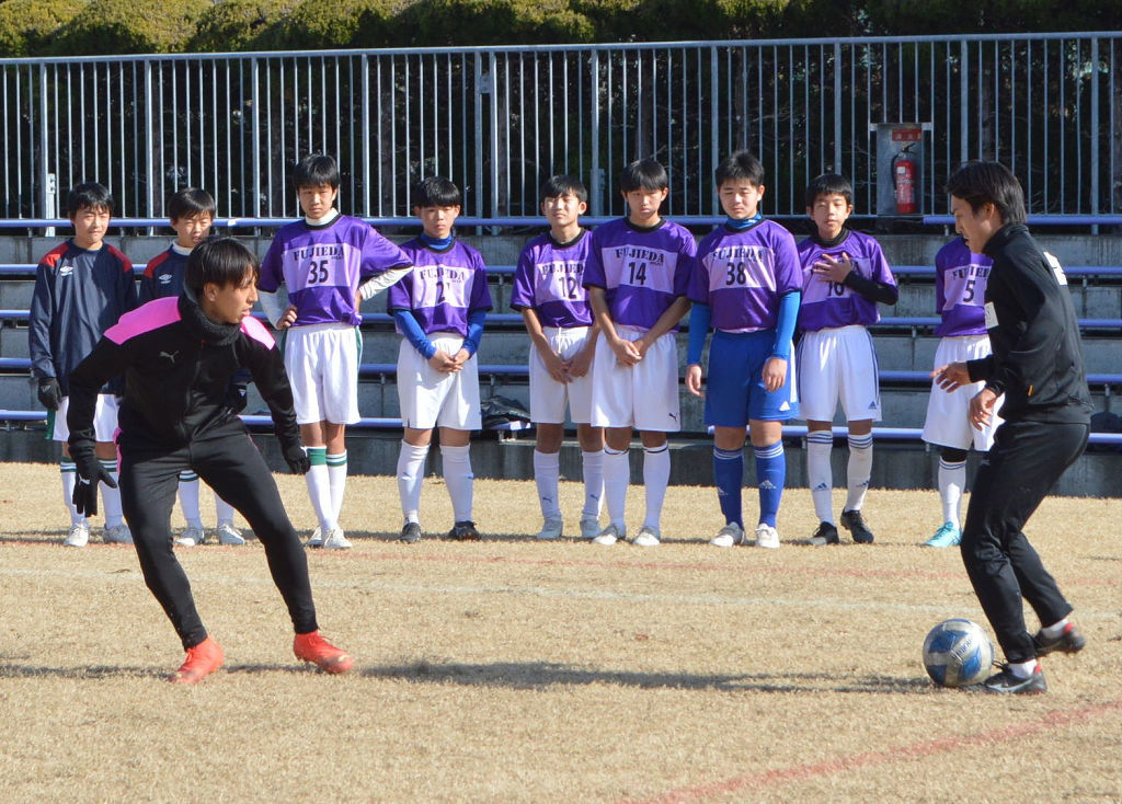 松岡選手（手前左）らが指導した新春サッカースクール＝藤枝市民グラウンドサッカー場