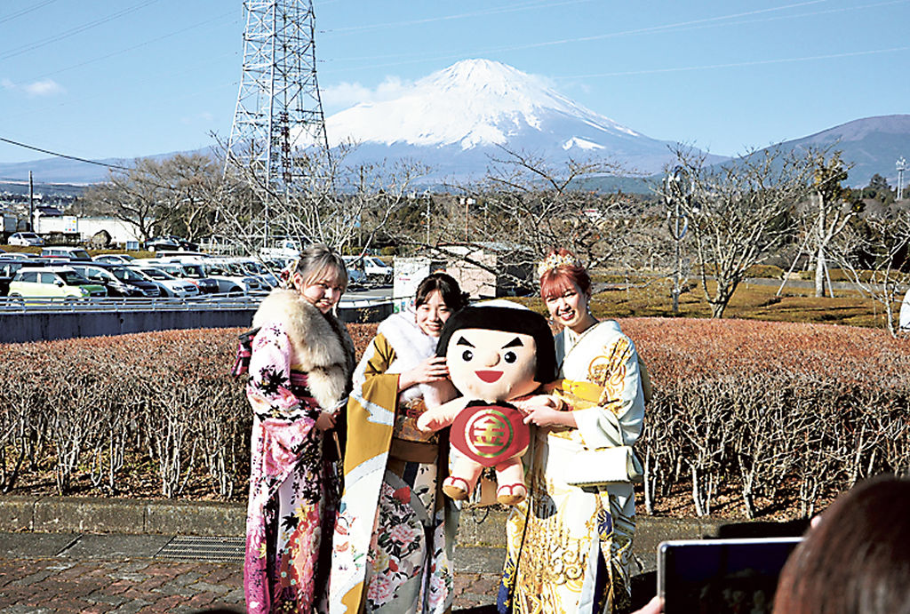 富士山を背に記念写真に納まる出席者＝小山町