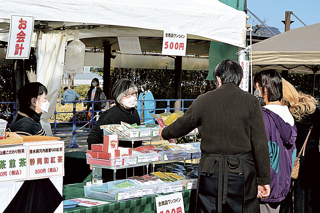 県内の特産品などを販売するブースが集ったマルシェ＝静岡市駿河区のグランシップ芝生広場