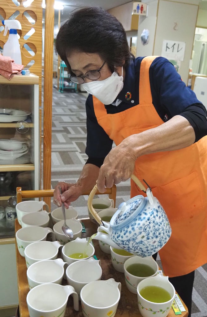 利用者に提供するお茶にとろみをつける介護助手の滝浪陽子さん＝昨年１１月、静岡市葵区の特別養護老人ホーム「竜爪園」（写真の一部を加工しています）