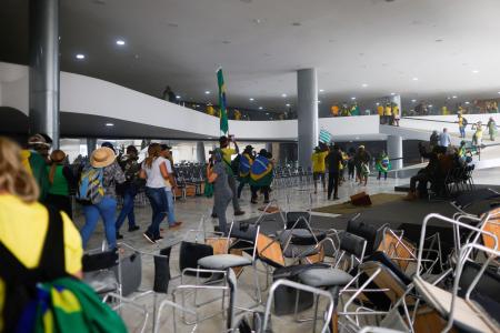 ８日、ブラジルの首都ブラジリアで、大統領府を襲撃したボルソナロ氏の支持者ら（ロイター＝共同）