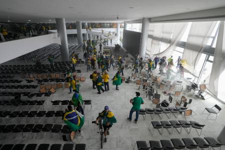８日、ブラジルの首都ブラジリアにある大統領府に侵入したボルソナロ氏の支持者ら（ＡＰ＝共同）