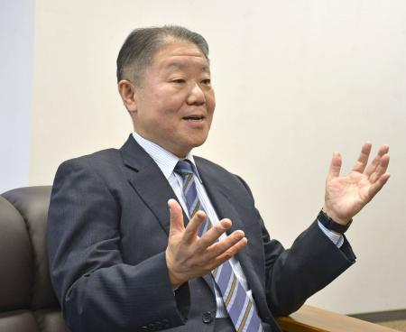 インタビューに答える、法務省矯正局長を務めた大橋哲氏＝２０２２年１２月、東京都中野区