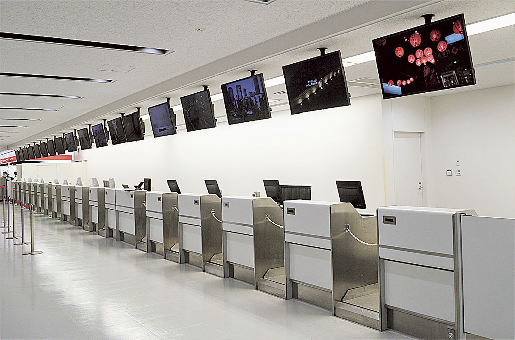 新たに増設された国際線のチェックインカウンター＝１月上旬、静岡空港