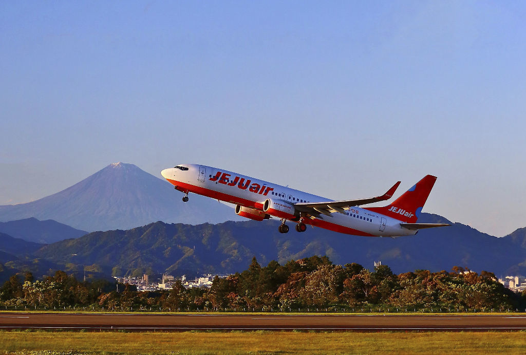 静岡空港を利用するチェジュ航空の機体＝２０１９年６月（静岡県提供）