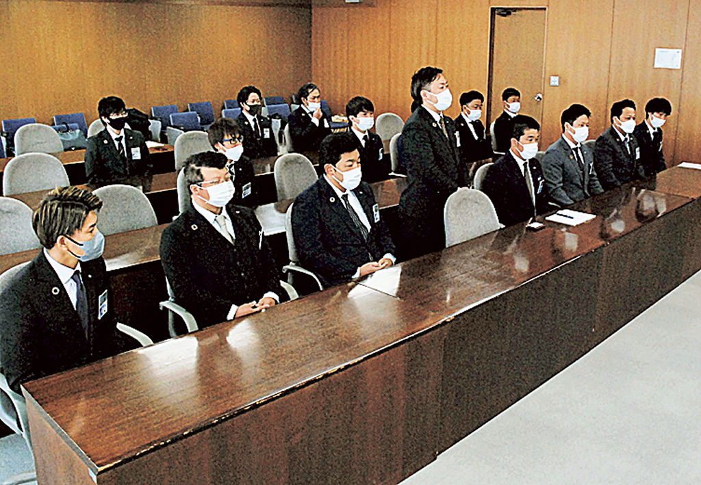 富士ＪＣの新体制を報告する佐野理事長（前列左から４人目）ら＝富士市役所