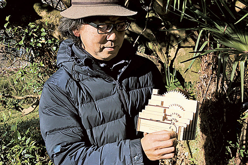 日詰明男さんが完成させたフィボナッチ数列を基にした「砂のオルゴール」＝川根本町