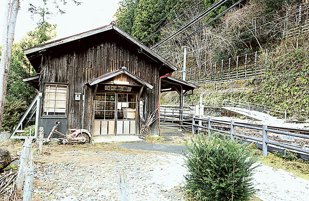 昭和の名残が残る小和田駅の駅舎。県内外のファンが訪れる＝浜松市天竜区水窪町