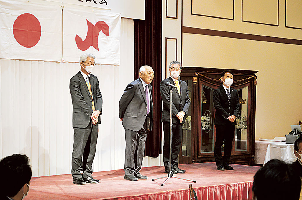 新たに就任した副会頭３人を紹介する河原崎会頭（左から２人目）＝富士宮市内