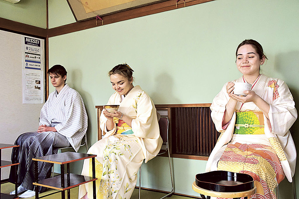 着物姿で茶道を体験する留学生＝浜松市中区の静岡大浜松キャンパス