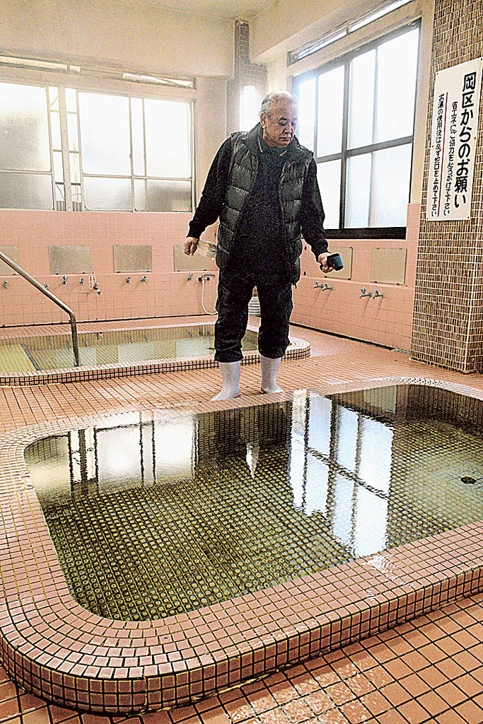 タイル張りの二つの浴槽には温度の異なる温泉がかけ流しになっている＝伊東市の「岡布袋の湯」
