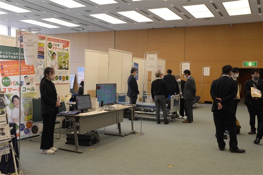 各事業者が技術を紹介した介護ロボット地域フォーラム＝１２日、静岡市駿河区